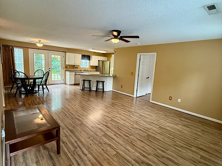405 Whispering Ln — Photo 5