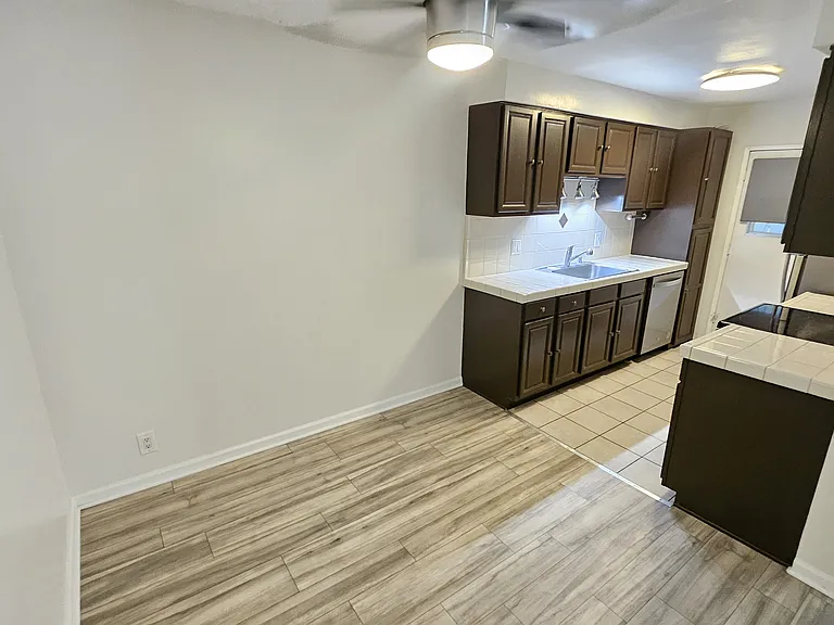 2130 N Beachwood Dr #4 — Photo 10