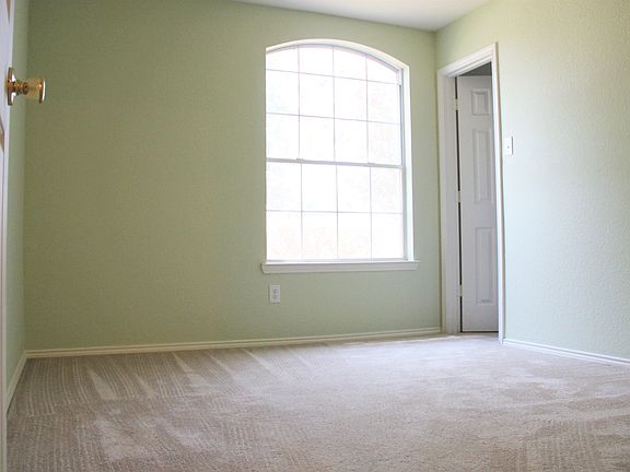 4th image of 934 Glenbrook Dr