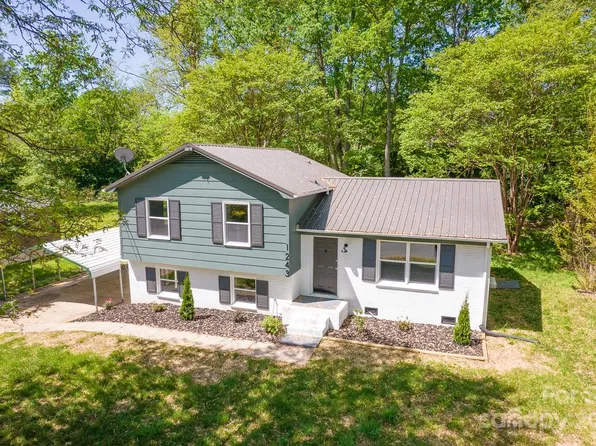 1243 Village Cir, Hickory, NC 28602