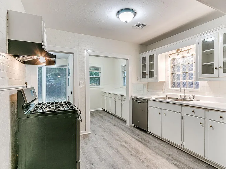 625 W Dewey St — Photo 49