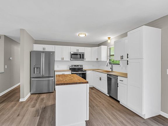 3rd image of 12 Wildwood Dr