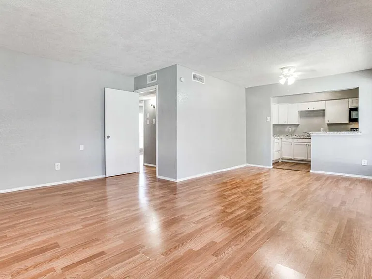 Esperanza Apartments — Photo 2