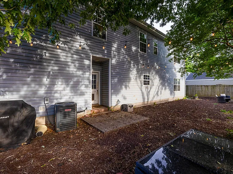 7713 Cortlandt Pl — Photo 40