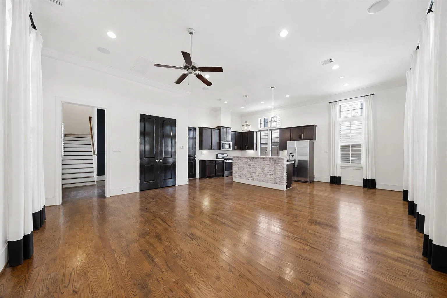 4 bed, 3.5 bath, 2656 sqft, $3,999 — Photo 1