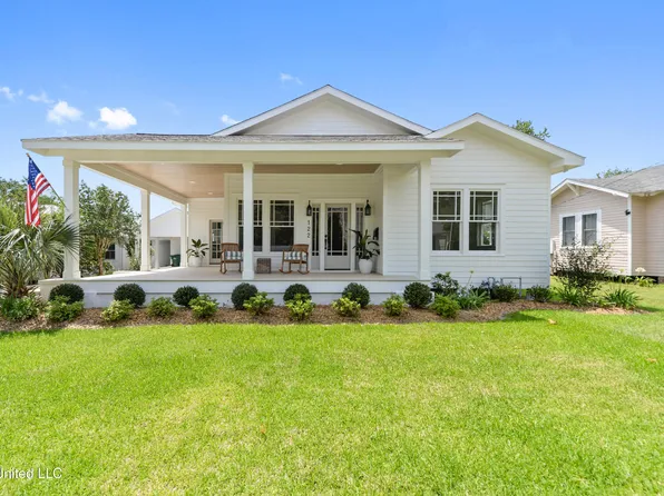 122 Ulman Ave, Bay Saint Louis, MS 39520