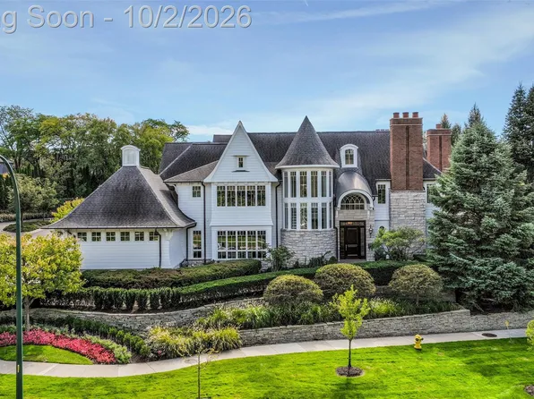 100 Woodland Villa Ct, Birmingham, MI 48009