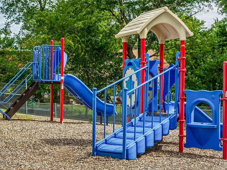 Laurel Park & Laurelton Court — Photo 23