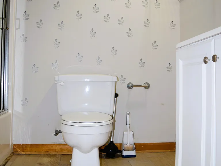Bathroom (Tub with sliding doors on the side)