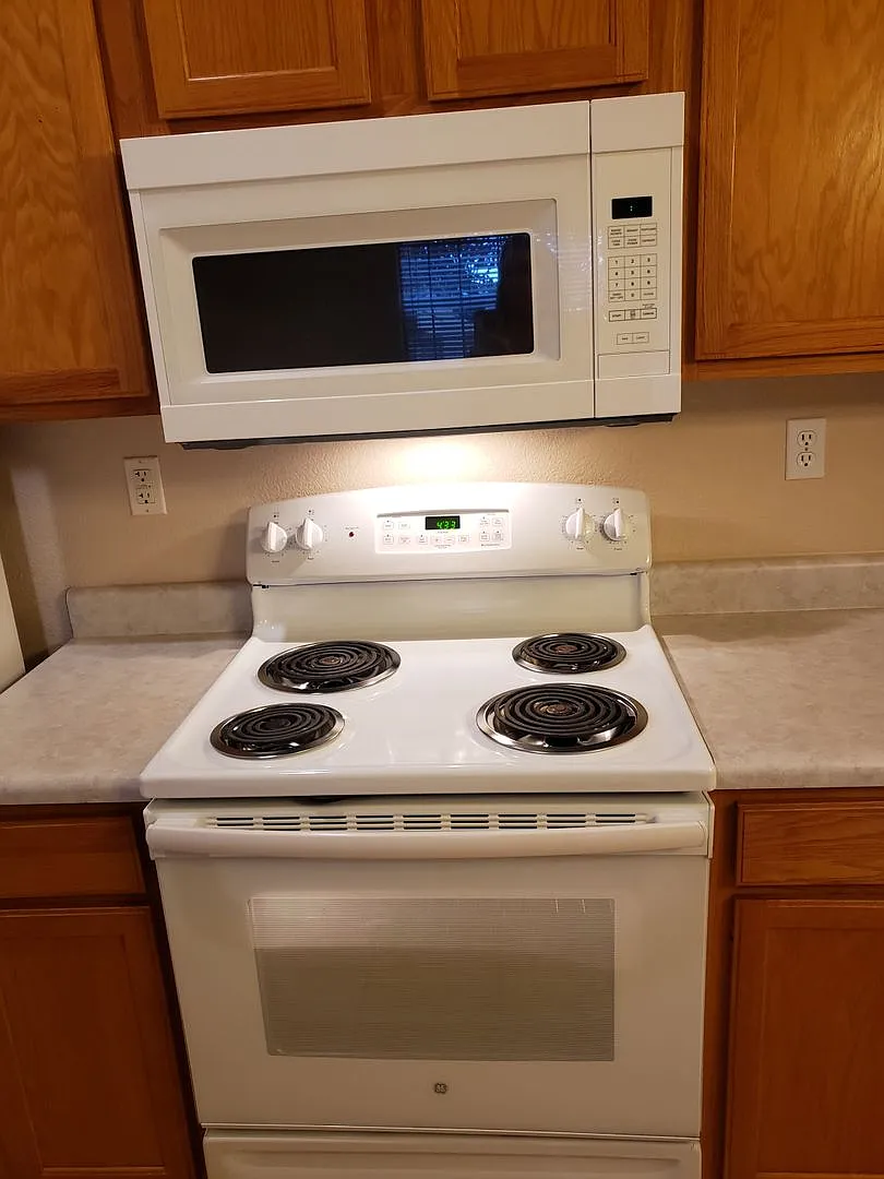 Northwoods Condo - 2 bed / 1 bath with assigned parking — Photo 4