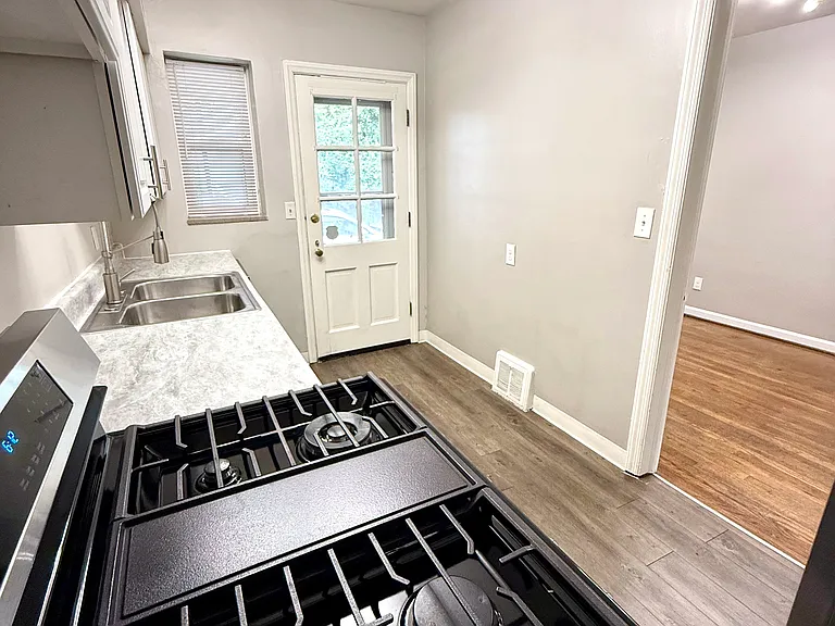 1518 Waltham Rd — Photo 4