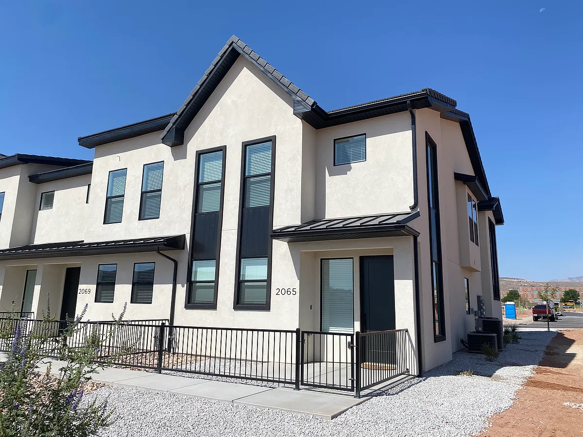 Building Photo - 2065 S Grandiflora Rd