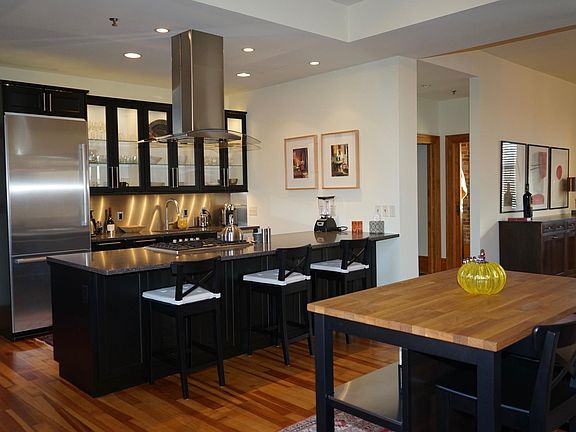 2nd image of 215 W Liberty St #215