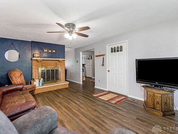 5th image of 236 Eaton Ave