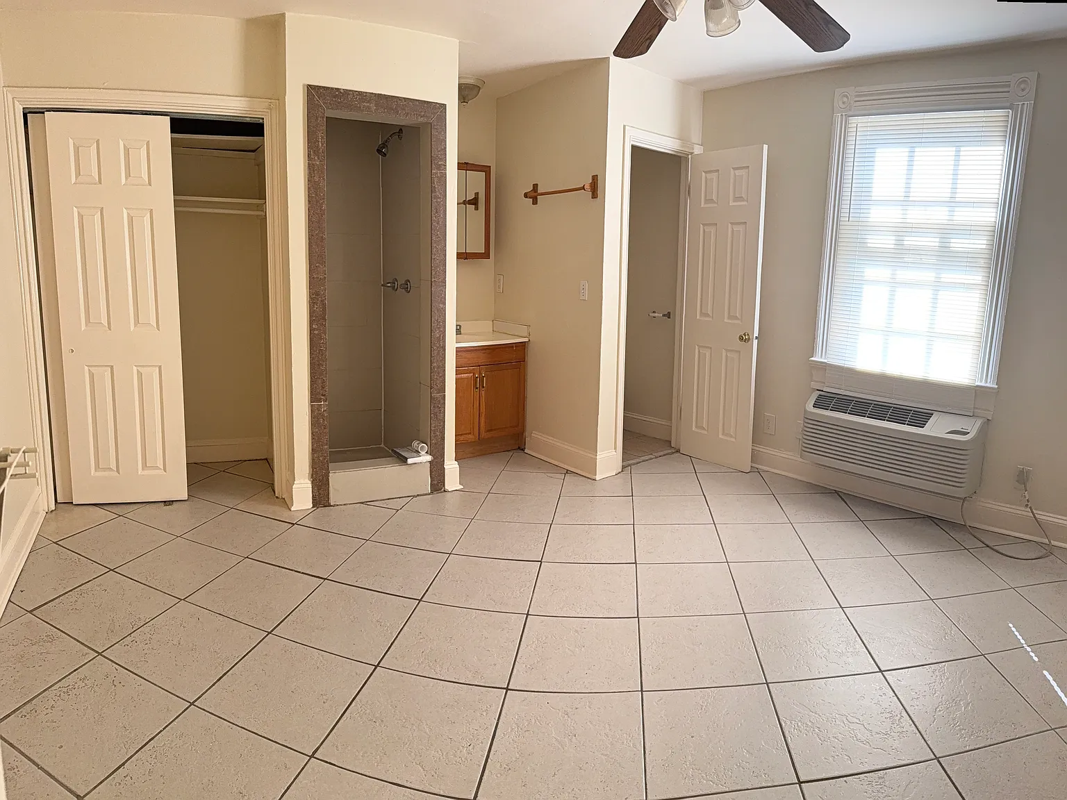 2 bed, 1000 sqft, $1,275 — Photo 4