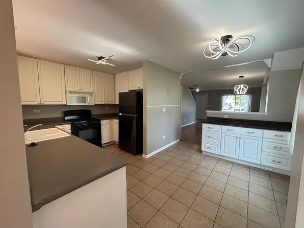 2477 Hillsboro Ln, Montgomery, IL 60538