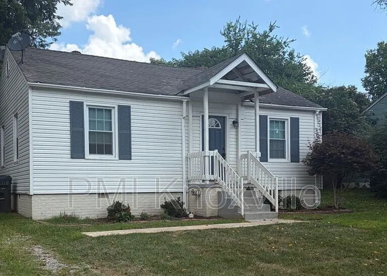 2340 Boxwood Ln — Photo 1