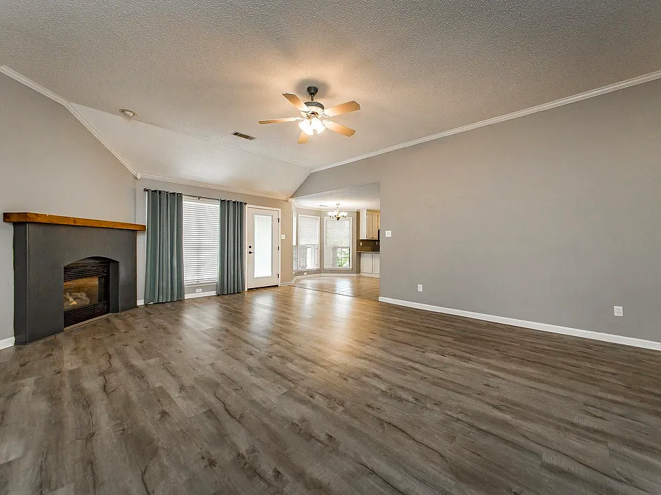 216 Chantilly Cir