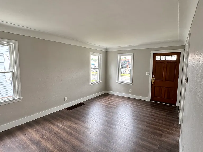 2537 W Sylvania Ave — Photo 4