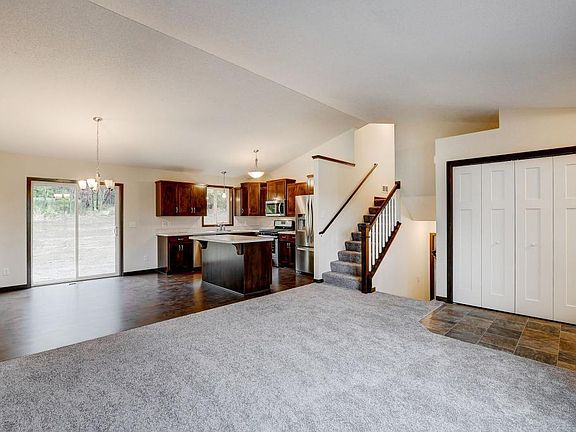 4th image of 905 10th Ave NE