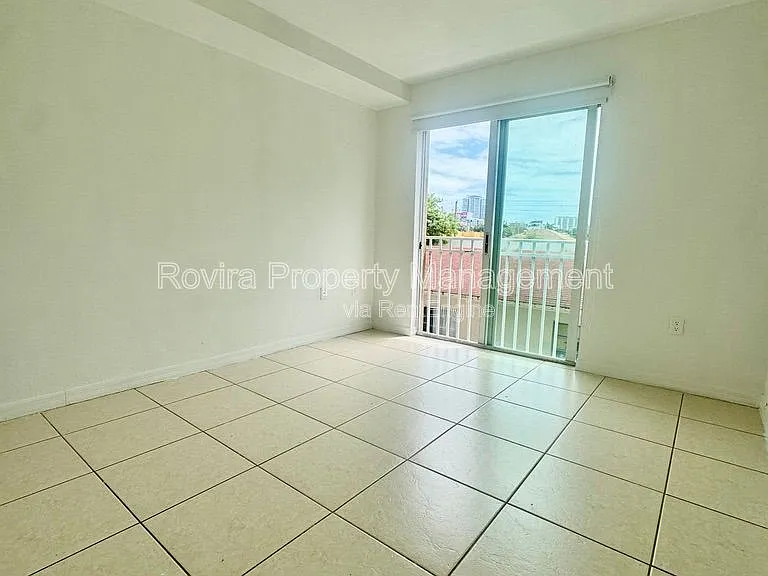 498 SW 6th St #303 — Photo 11