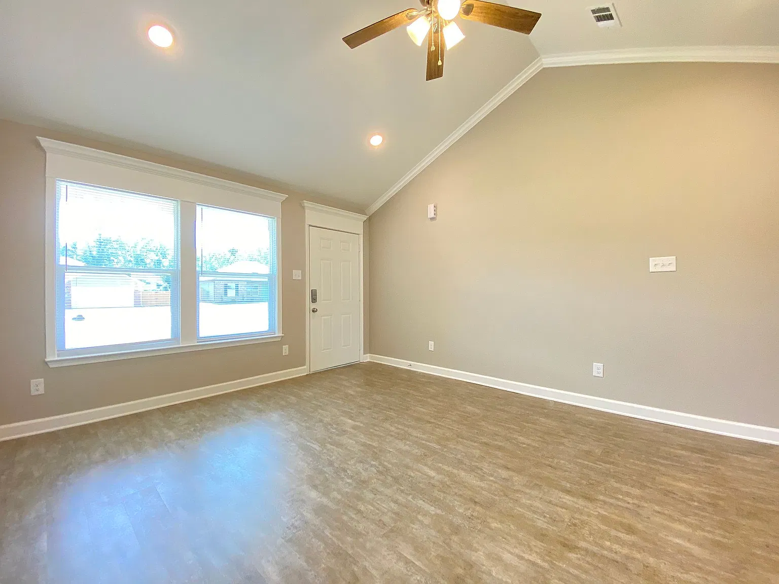301 Magnolia Ct — Photo 3