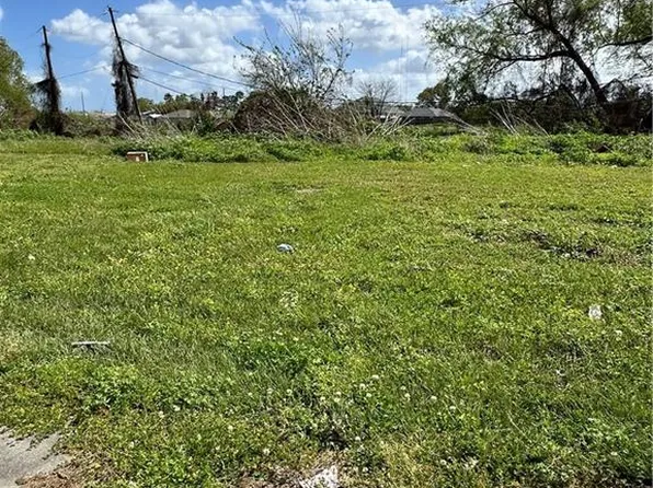 77 E Phillip Ct, Chalmette, LA 70043