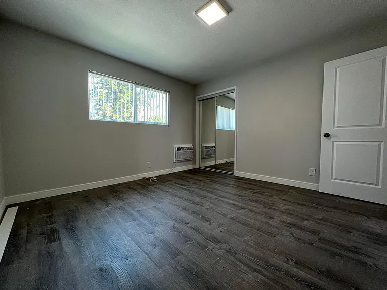 429 W Elk Ave #B — Photo 23