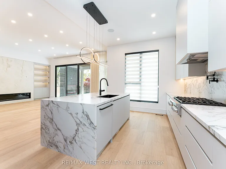 510 Wellington Cres — Photo 12