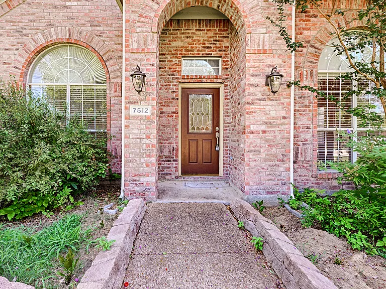 7512 Vineyard Dr — Photo 3