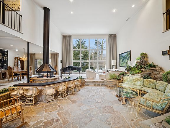 3rd image of 990 Heather Rd