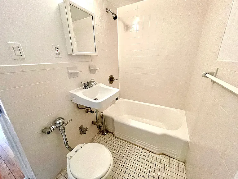 202 W 82nd St #1C — Photo 4