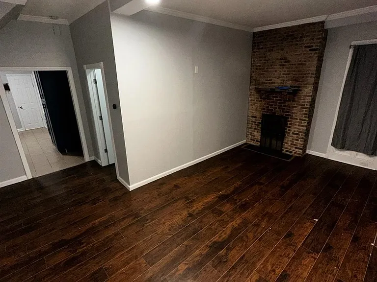 208 E 9th St #1 — Photo 2