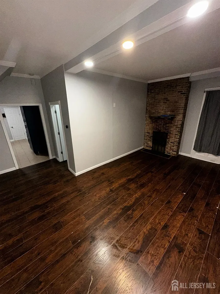 Building Photo - 208 E 9th St #1