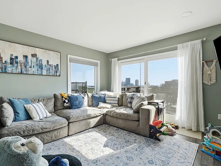 131 Meridan St #1 — Photo 3