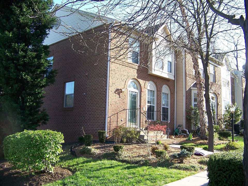 Front Porch w/ Landscaped Yard