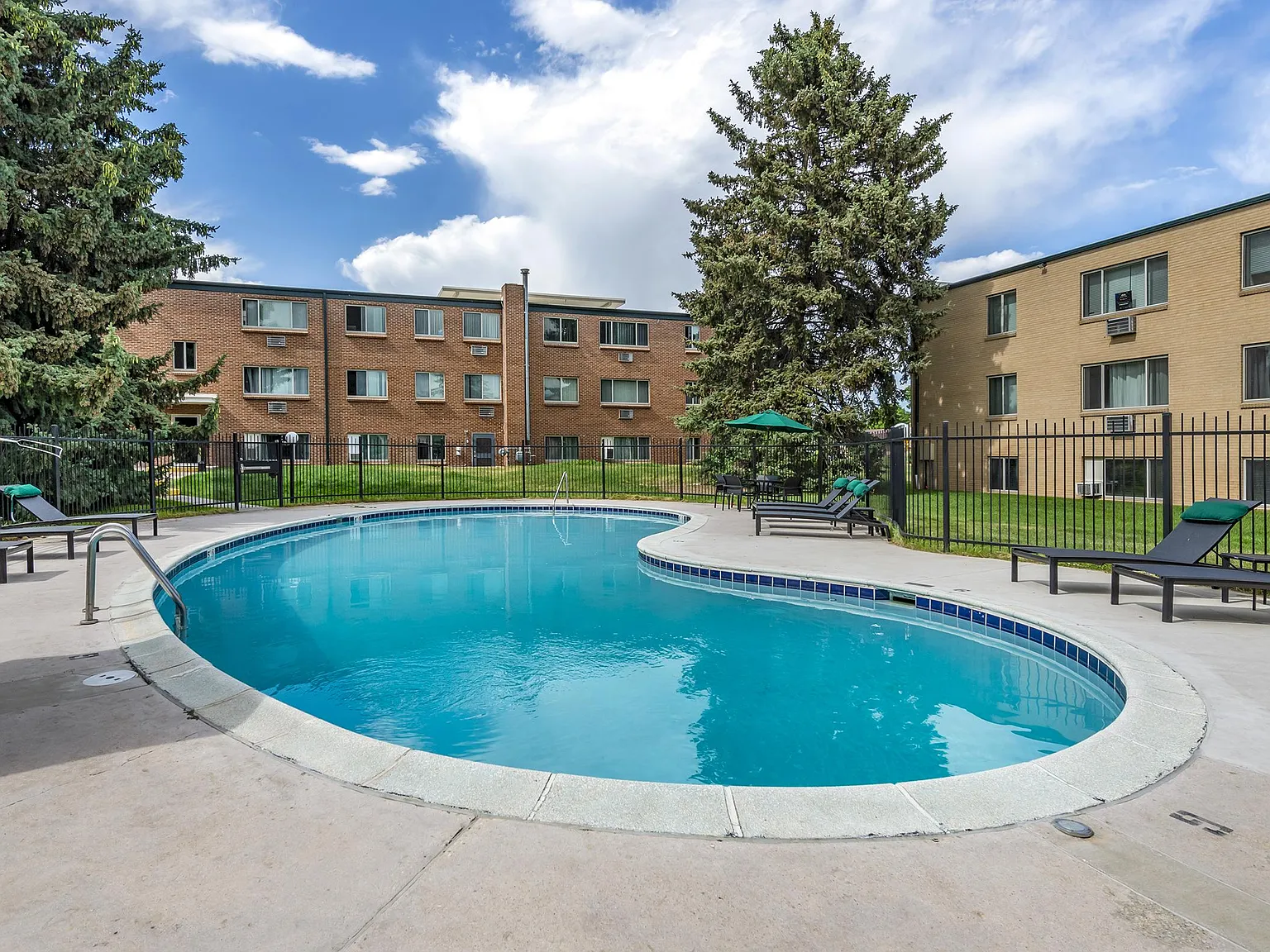 Royal Gardens Apartments — Photo 2