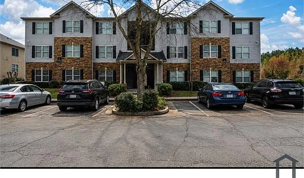 3 bed, $1,800 — Photo 2