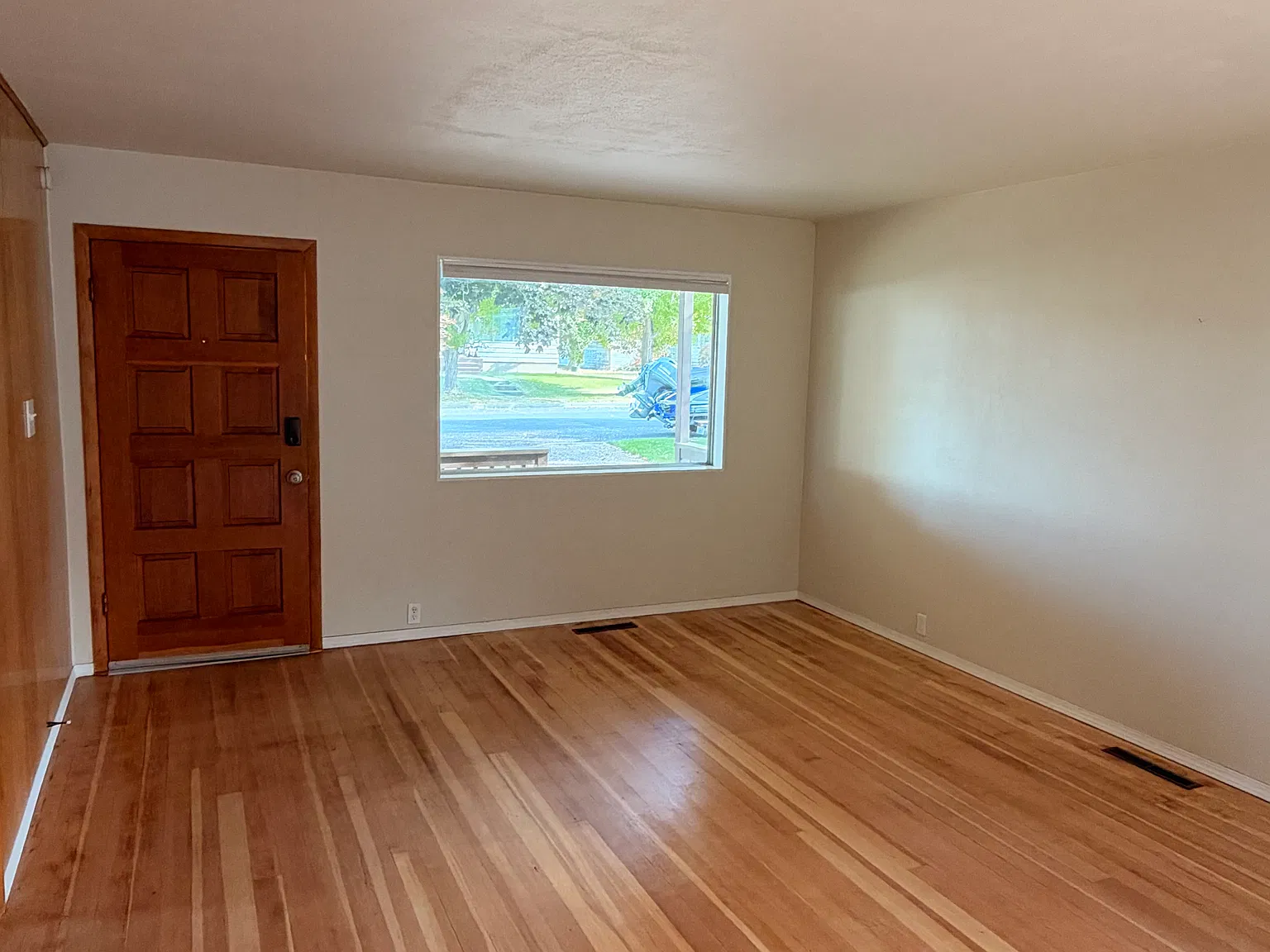 3 bed, 2080 sqft, $2,100 — Photo 3