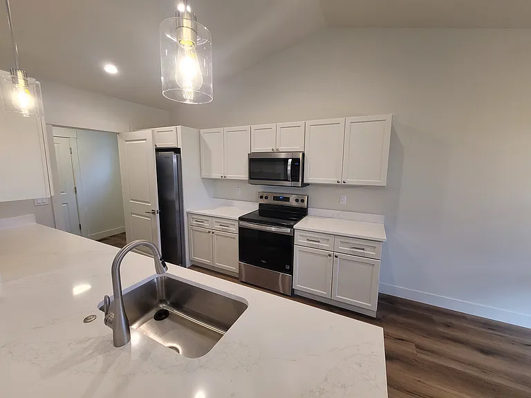 763 Foxglove Dr — Photo 2