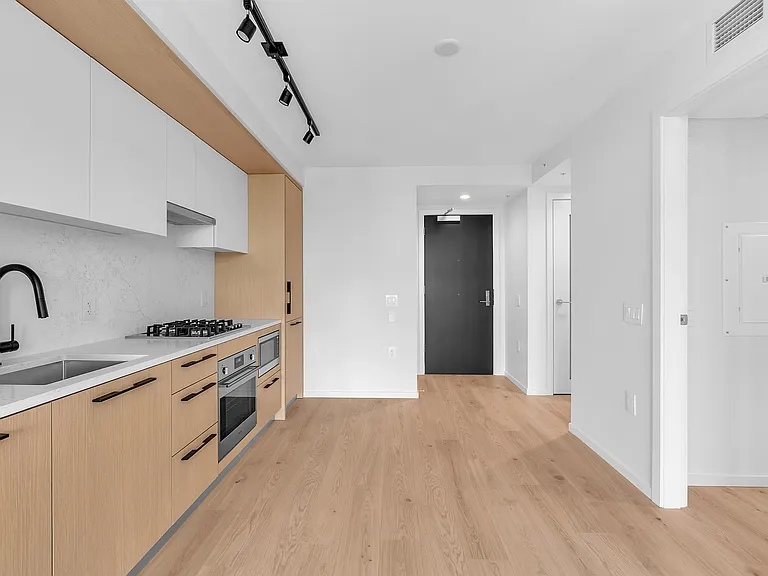 2729 Kingsway #7XX — Photo 4