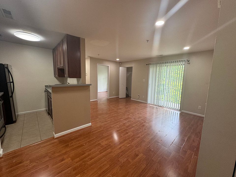 1st image of 61 Fern Oak Cir APT 103