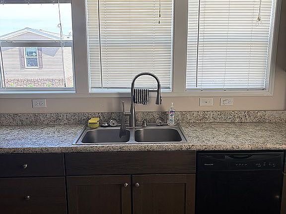 4th image of 225 Hogan St