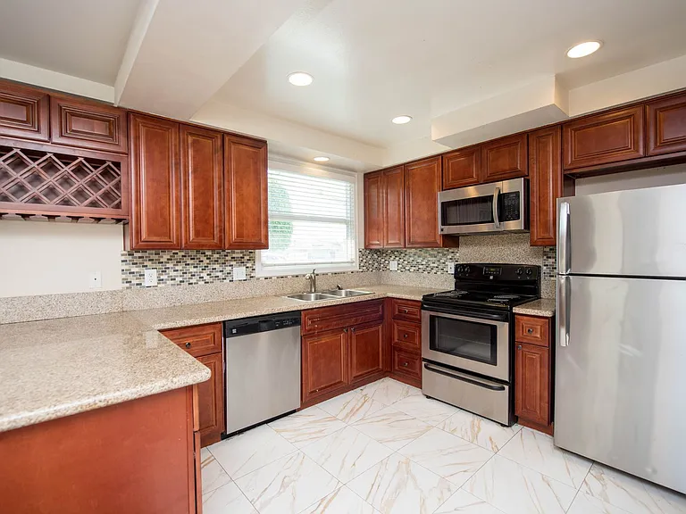 15412 Shasta Ln — Photo 8