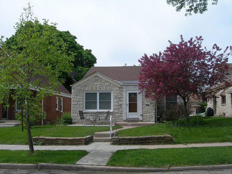 1st image of 3139 W Drury Ln