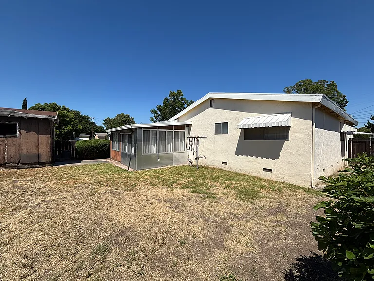210 Benjamin Ave — Photo 3
