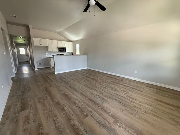 938 Minda St — Photo 4