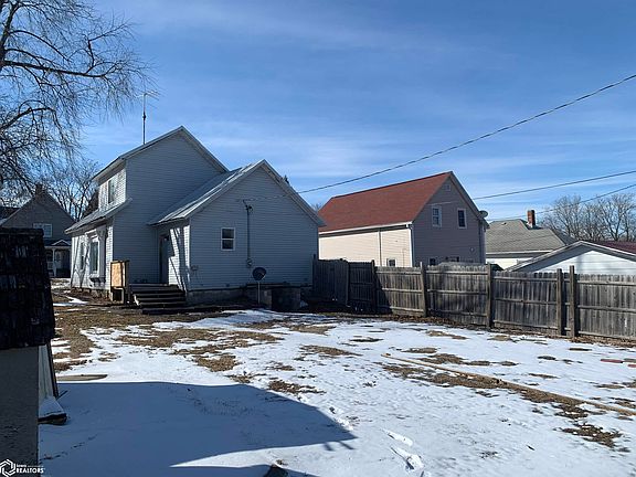 3rd image of 609 N Maple St