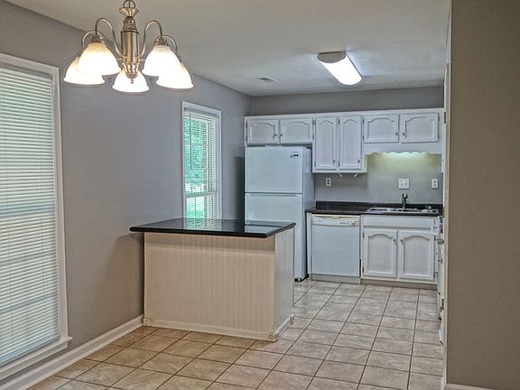 3rd image of 111 Scarlet Oak Cir