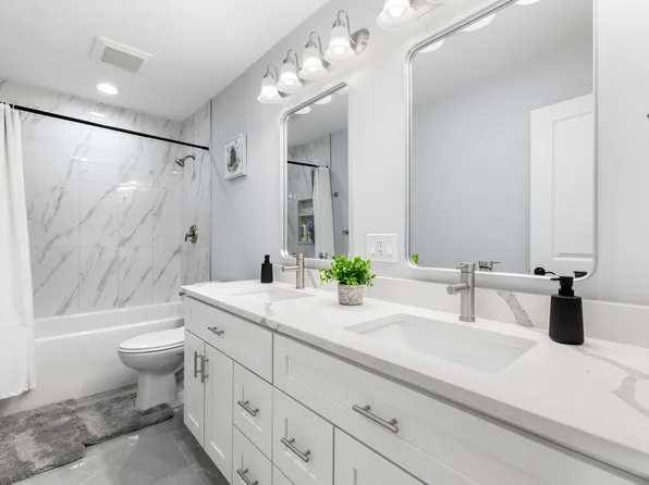 1239 Bunker St, Woodstock, IL 60098